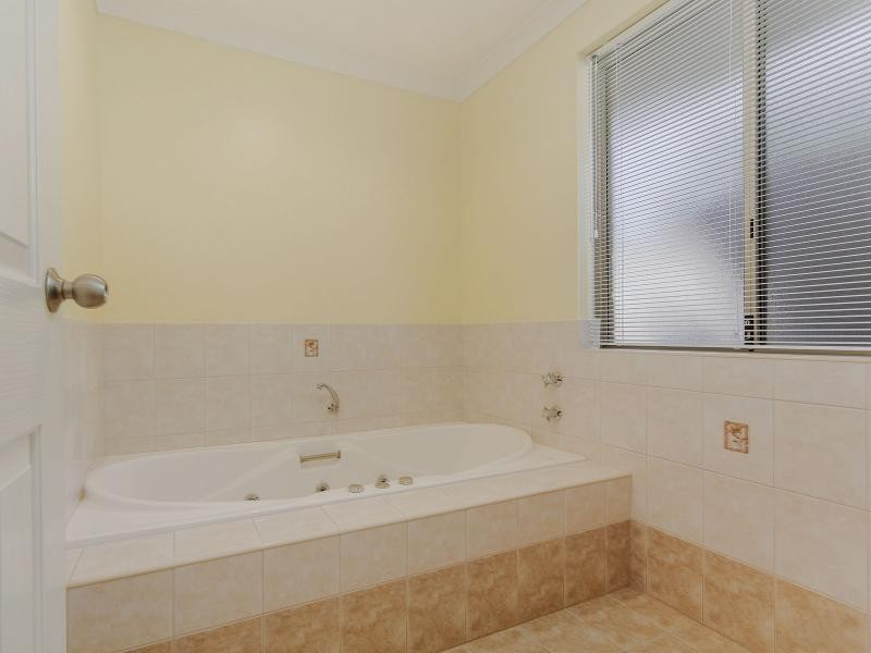 11 Thomas Street, Safety Bay WA 6169