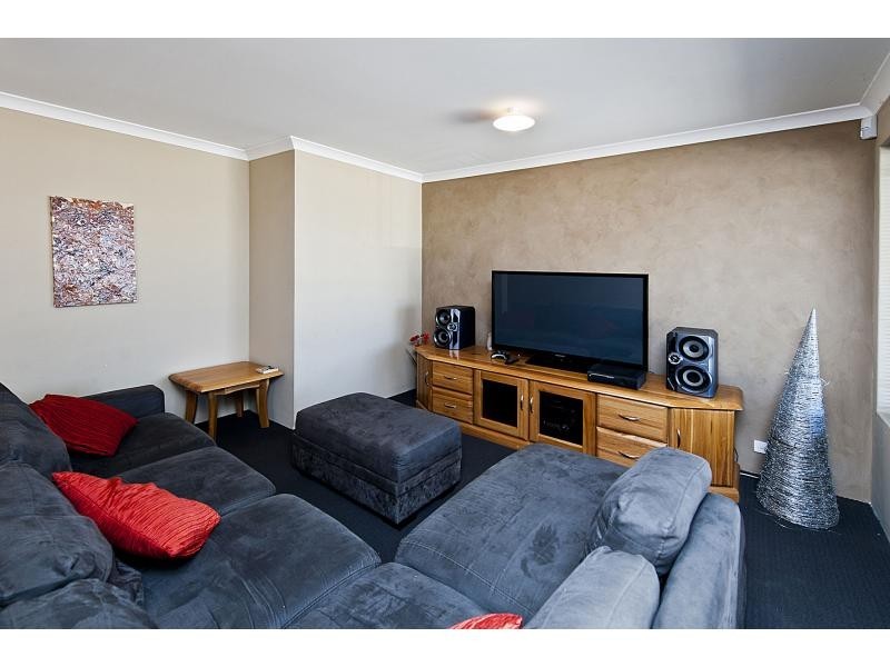 8 Rennex Ramble, Ellenbrook WA 6069