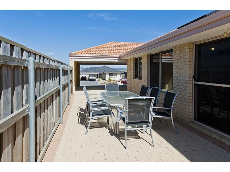 8 Rennex Ramble, Ellenbrook WA 6069