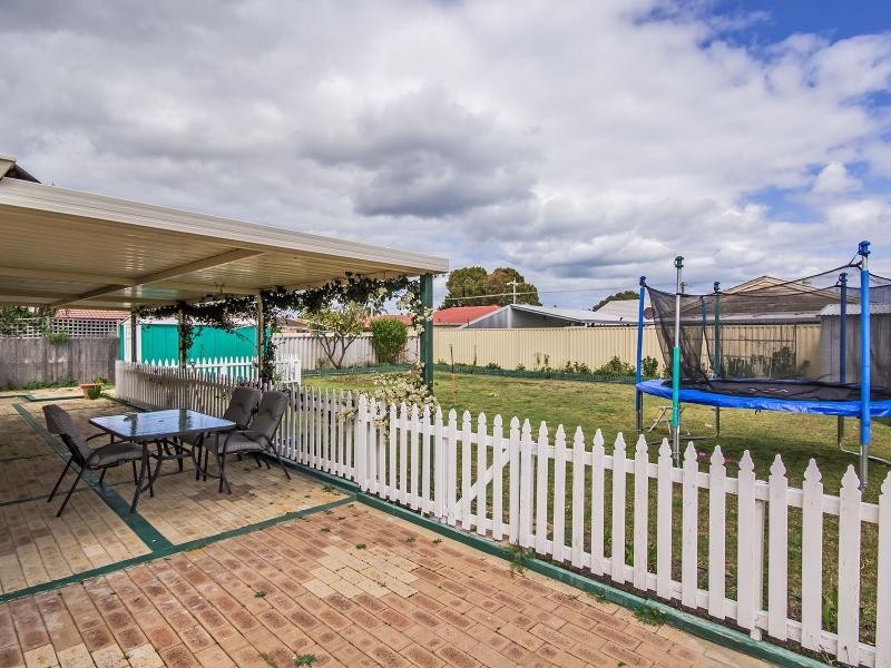 5 Hopkins Place, Waikiki WA 6169