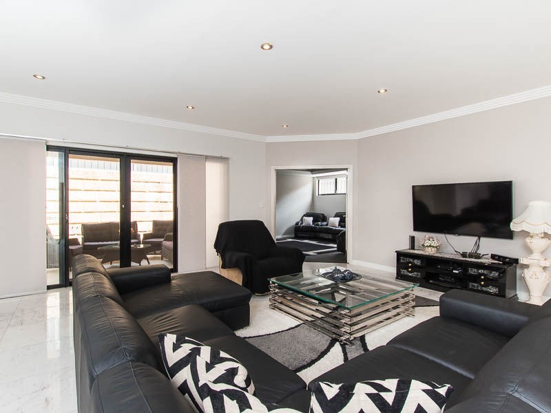 196 Kingsway, Darch WA 6065