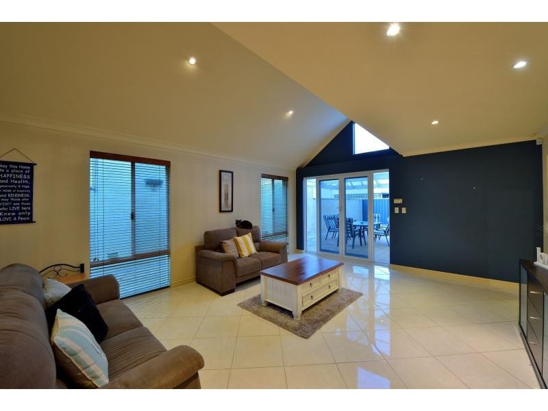 37 Darwin Terrace, Dudley Park WA 6210