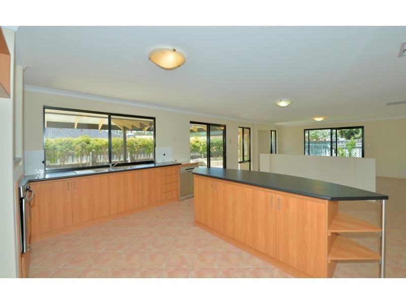 4 Daydream Plaza, Halls Head WA 6210