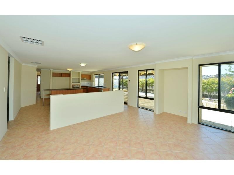 4 Daydream Plaza, Halls Head WA 6210