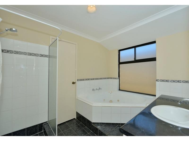 4 Daydream Plaza, Halls Head WA 6210