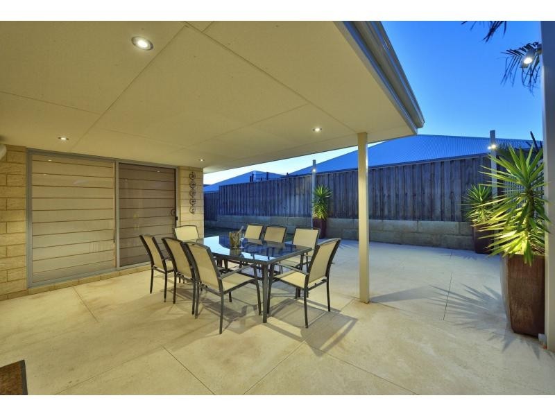 34 Santalum Circus, Halls Head WA 6210