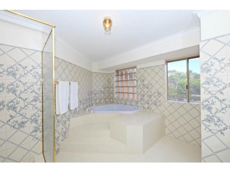 8 Coombs Place, Bateman WA 6150