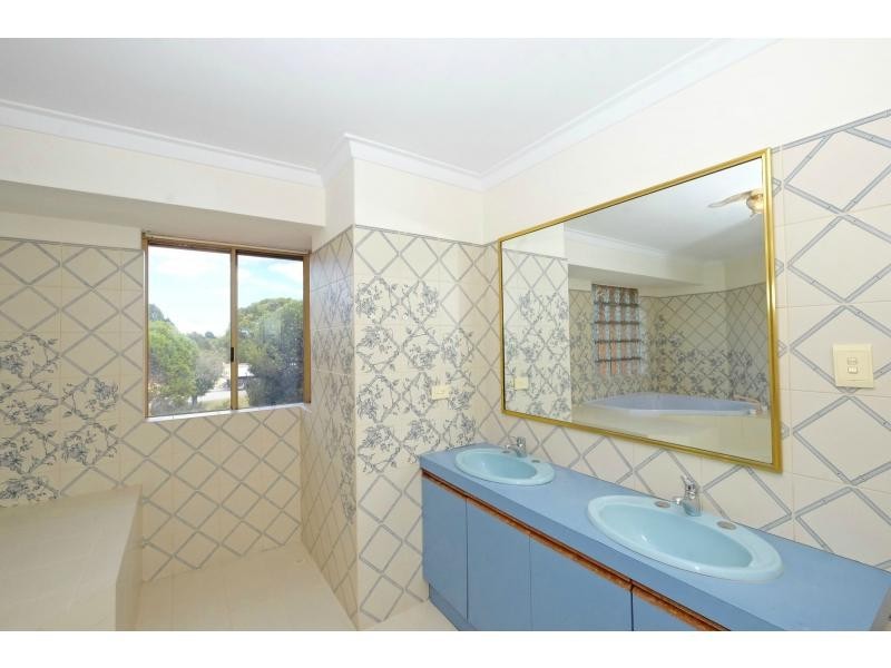 8 Coombs Place, Bateman WA 6150