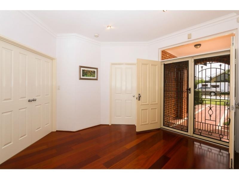 18 Cranberry Gardens, Stirling WA 6021