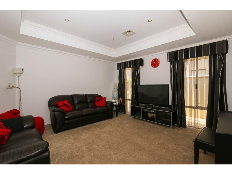 18 Cranberry Gardens, Stirling WA 6021