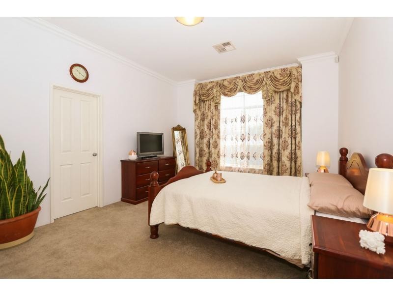 18 Cranberry Gardens, Stirling WA 6021