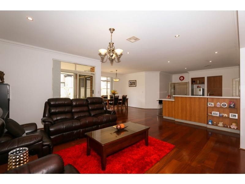 18 Cranberry Gardens, Stirling WA 6021