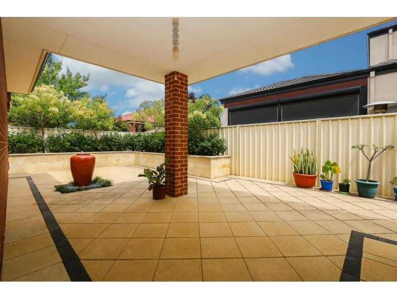 18 Cranberry Gardens, Stirling WA 6021