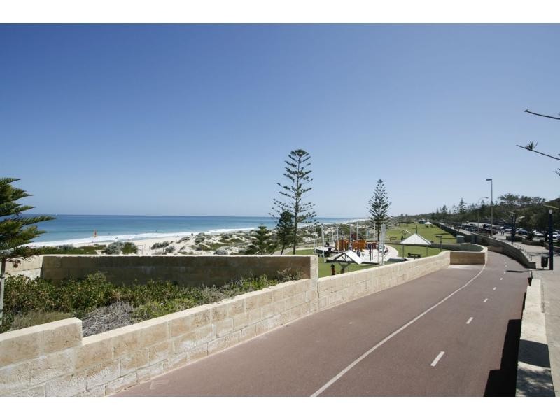 9/6 Ozone Parade, Trigg WA 6029