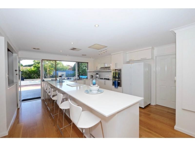 8 Fowler Row, Leeming WA 6149