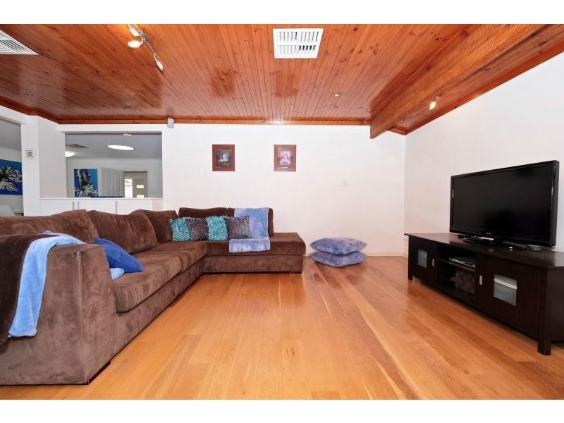 8 Fowler Row, Leeming WA 6149