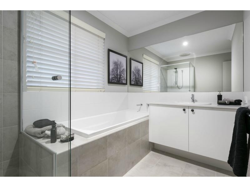 31 Midsummer Avenue, Jindalee WA 6036