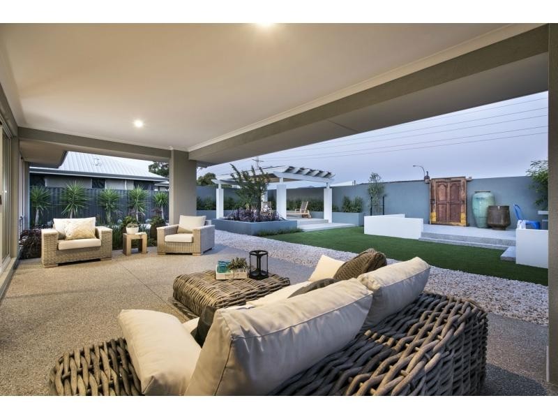 52 Sumich Gardens, Coogee WA 6166