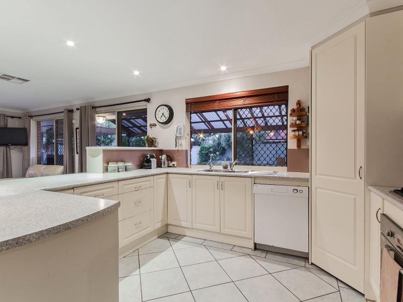 11 Ozark Place, Warnbro WA 6169