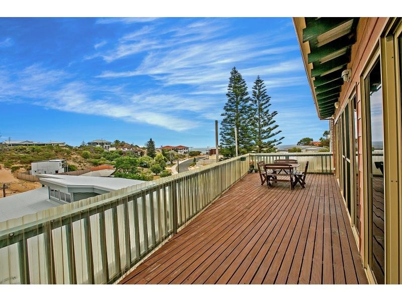 18 Valley Road, Halls Head WA 6210