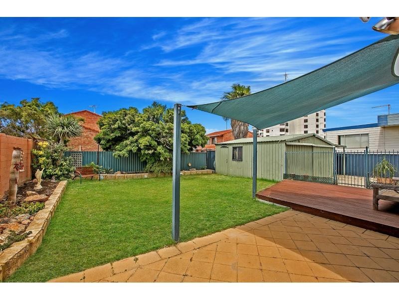 18 Valley Road, Halls Head WA 6210