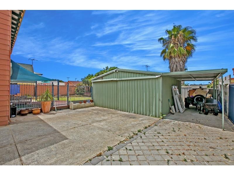 18 Valley Road, Halls Head WA 6210