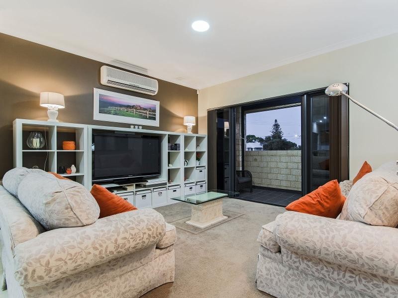 2/7 Victoria Street, Rockingham WA 6168