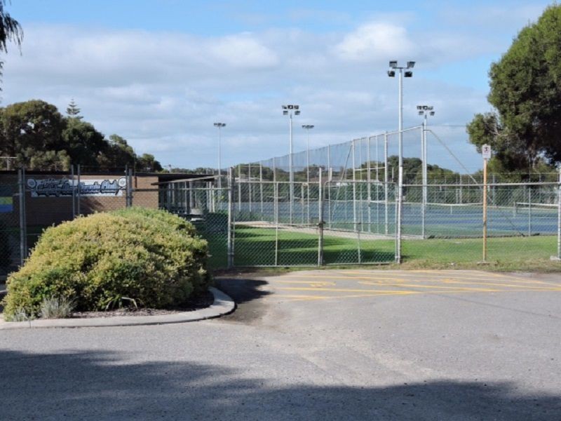 9 Waimea Road, Safety Bay WA 6169