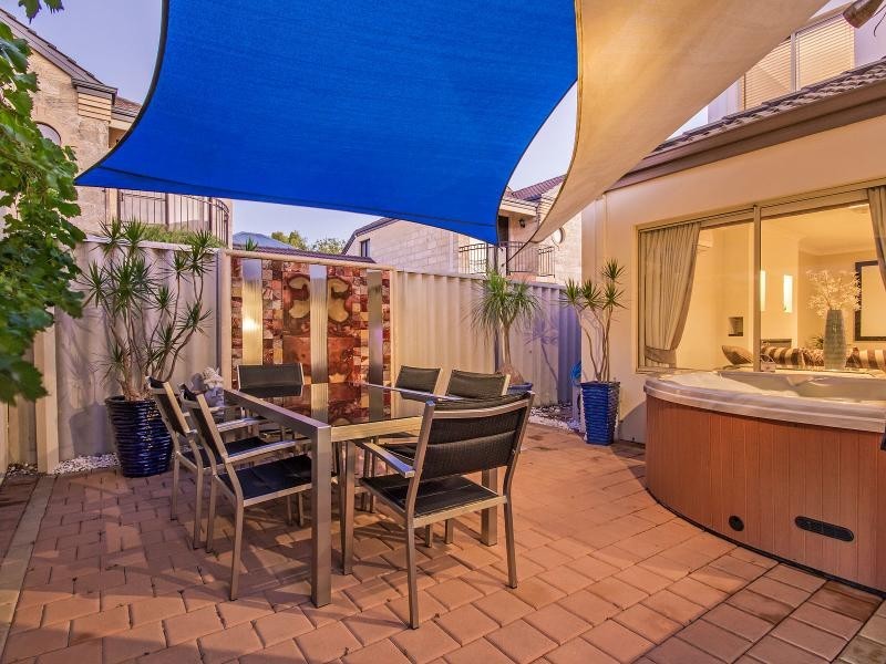 1/16 Harrison Street, Rockingham WA 6168