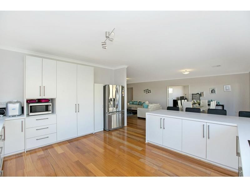 19 Jennerae Bend, Halls Head WA 6210