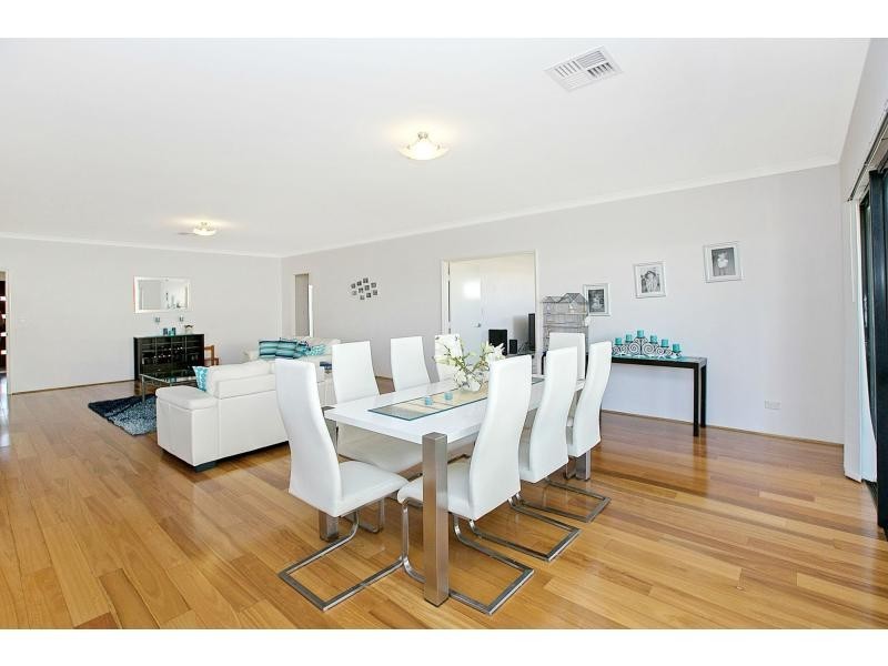 19 Jennerae Bend, Halls Head WA 6210