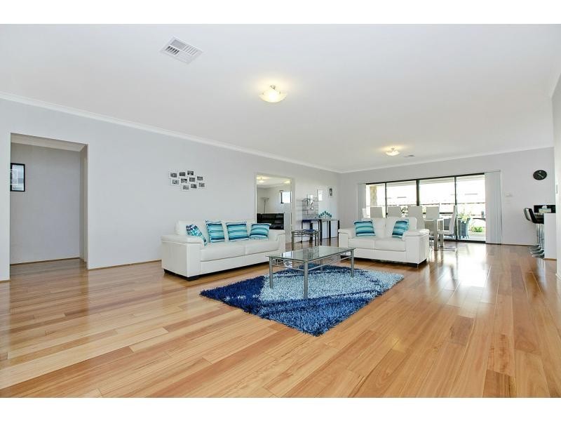 19 Jennerae Bend, Halls Head WA 6210