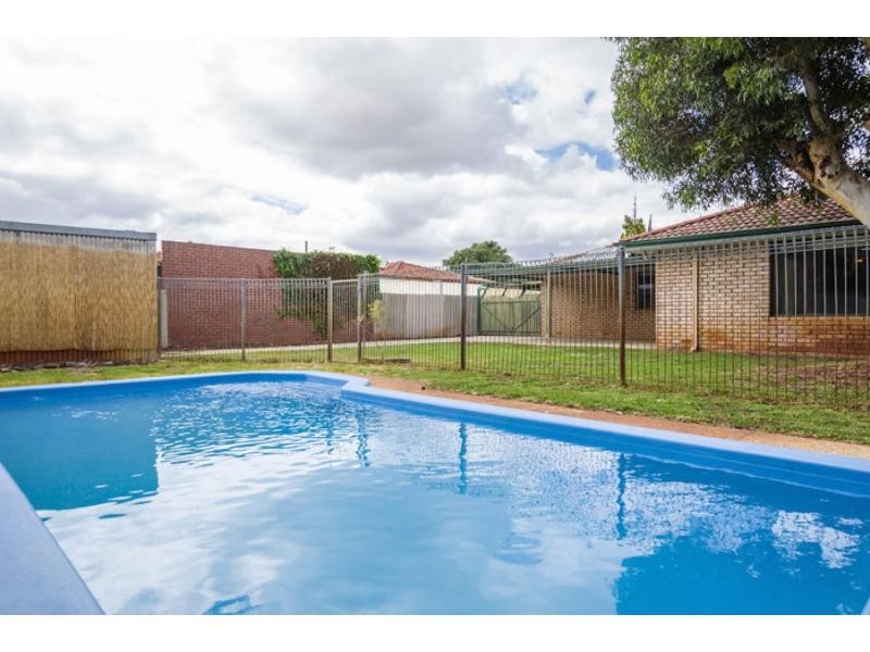 25 Weir Crescent, Beckenham WA 6107