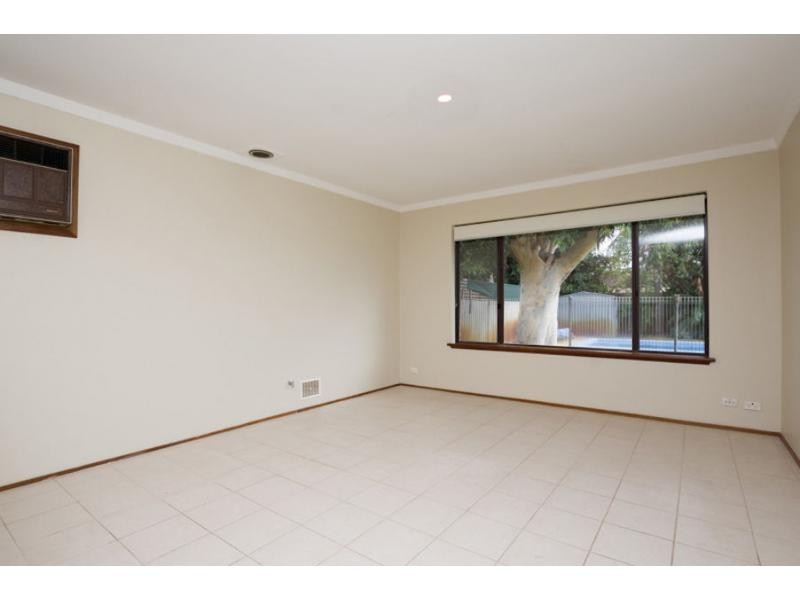 25 Weir Crescent, Beckenham WA 6107
