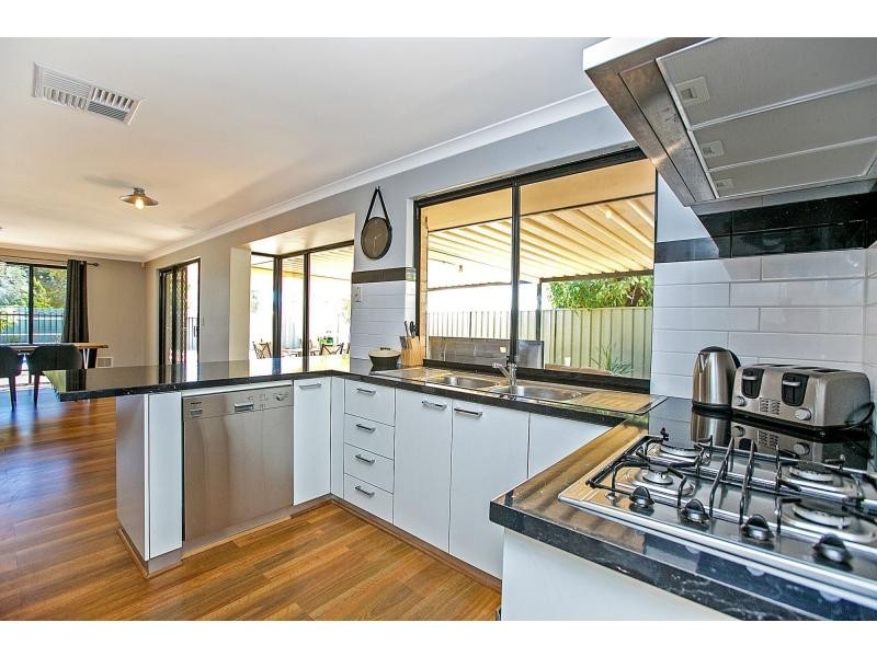 2 Beswick Gardens, Atwell WA 6164
