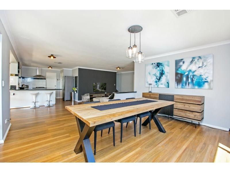 2 Beswick Gardens, Atwell WA 6164