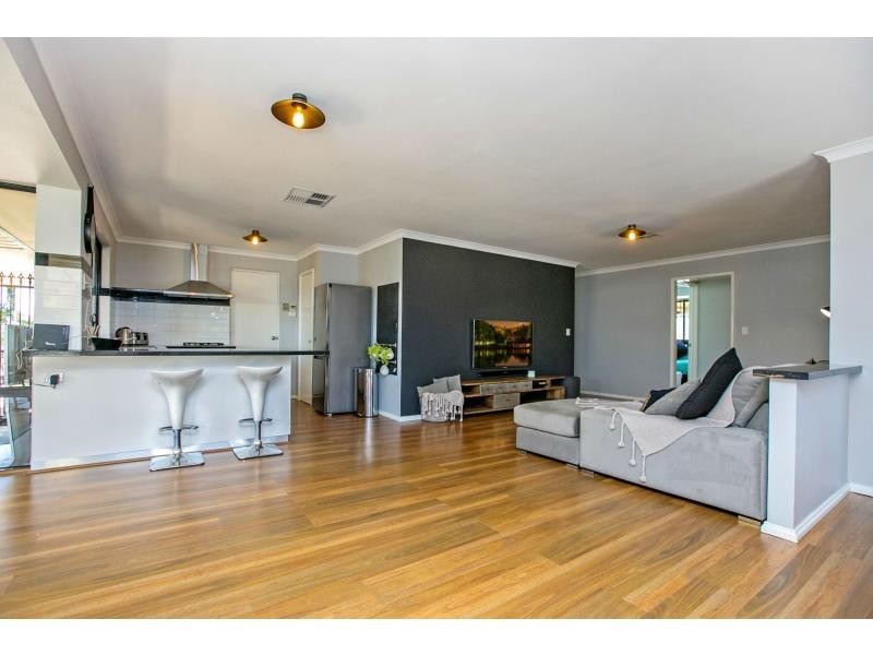 2 Beswick Gardens, Atwell WA 6164