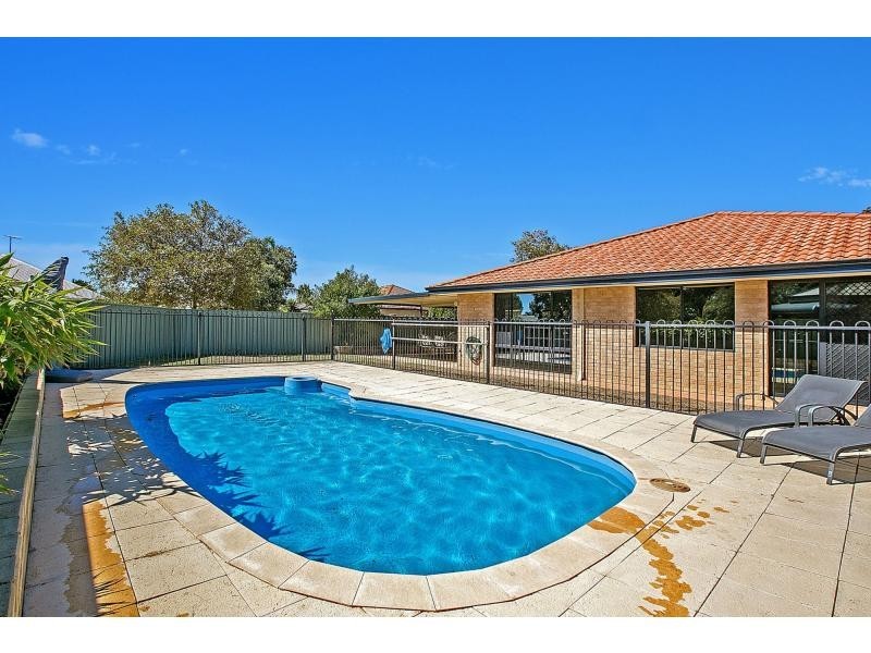2 Beswick Gardens, Atwell WA 6164