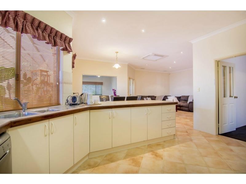 8 Lapwing Road, Coodanup WA 6210