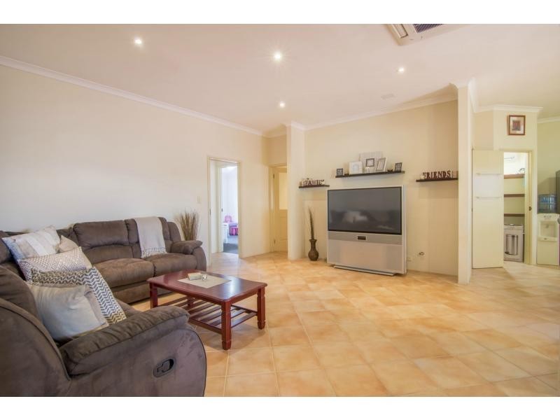 8 Lapwing Road, Coodanup WA 6210