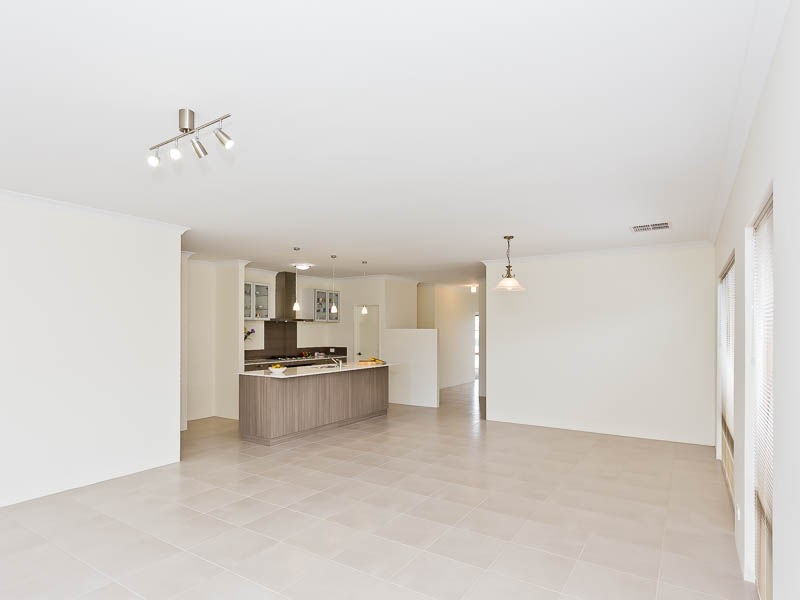 33 Albavale Roadway, Piara Waters WA 6112