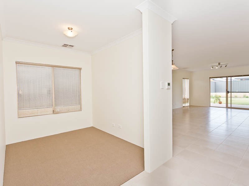 33 Albavale Roadway, Piara Waters WA 6112