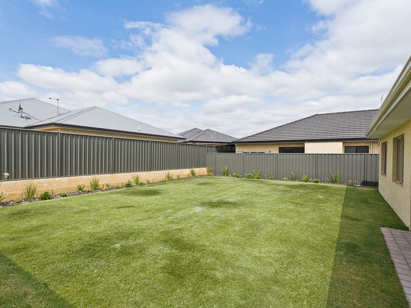 33 Albavale Roadway, Piara Waters WA 6112