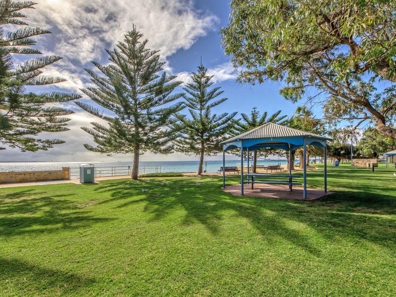 2/17 Rockingham Beach Road, Rockingham WA 6168