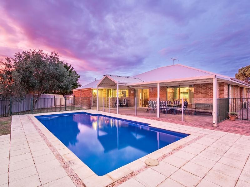 8 Mitford Grove, Port Kennedy WA 6172