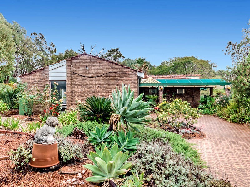 12 Hinkler Road, Kalamunda WA 6076