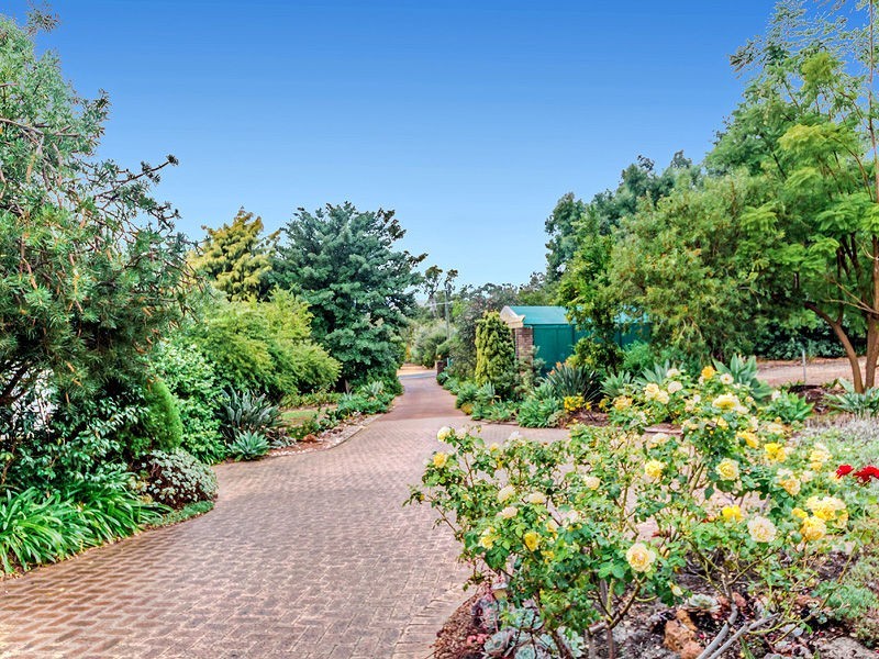 12 Hinkler Road, Kalamunda WA 6076