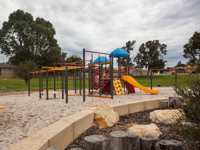 43 Casuarina Drive, Halls Head WA 6210