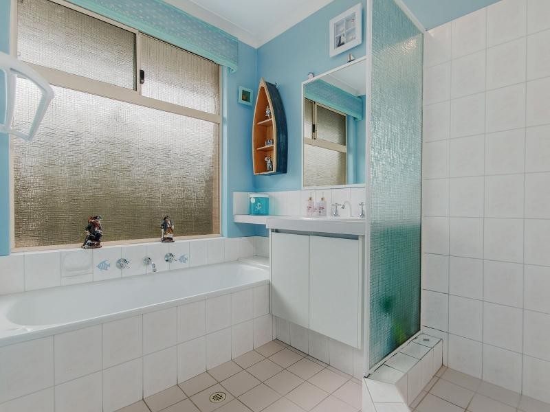 16 La Manche Avenue, Port Kennedy WA 6172