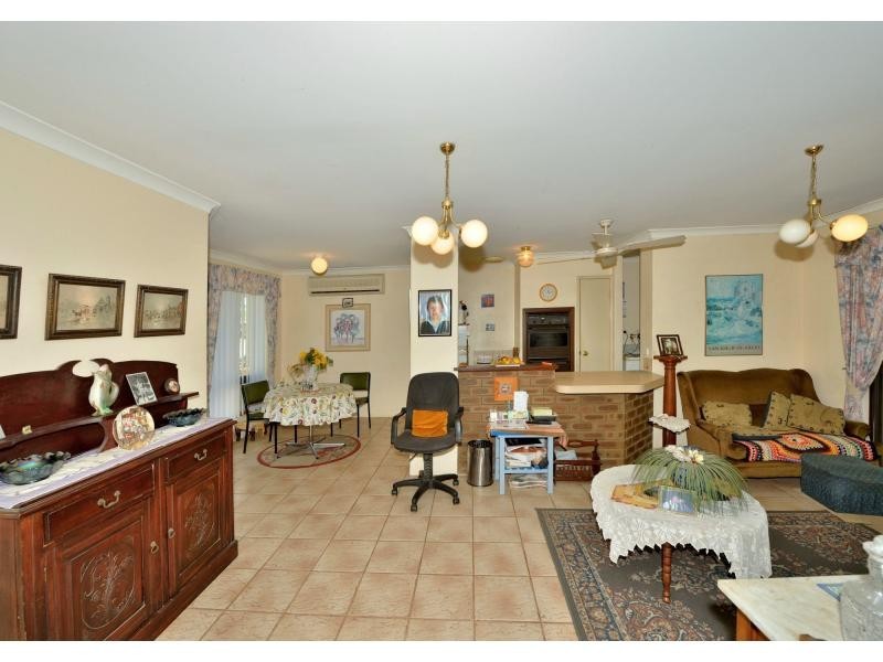 4 Sunningdale Chase, Meadow Springs WA 6210